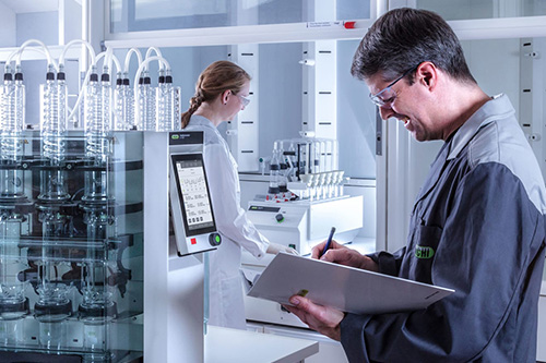 Utilisation d'équipement pour des analyses dans un laboratoire chimique