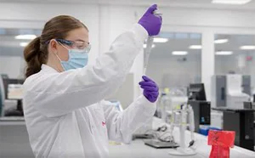 Scientifique en train d'analyser avec des produits chimiques dans un laboratoire