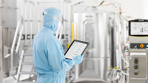 Scientifique en train de travailler dans un laboratoire