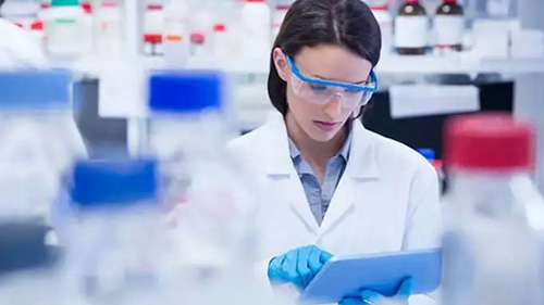 Scientifique en train de réaliser des analyses dans un laboratoire