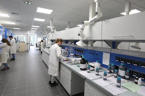 Produits de notre partenaire Carlo Erba Reagents utilisés dans un laboratoire