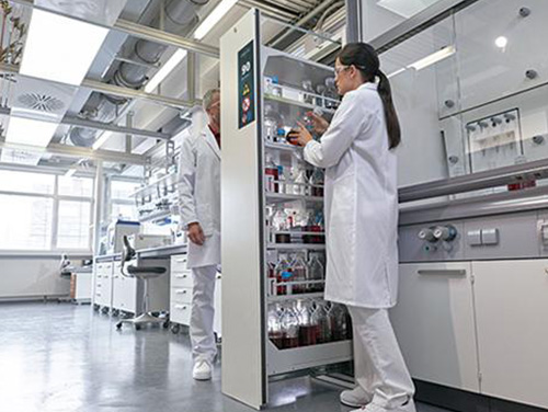 Armoires de sécurité dans un laboratoire utilisé pour les produits chimiques dangeureux