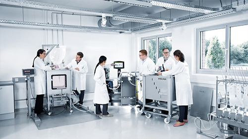 Équipe de scientifiques en train de faire des analyses dans un laboratoire