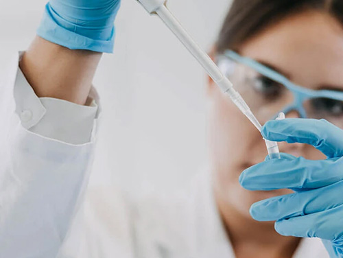 Analyse réalisée dans un laboratoire avec une pipette et équipé de lunettes gants et blouse