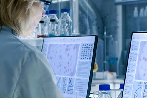 Scientifique en train de travailler dans un laboratoire