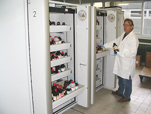 Armoires de sécurité dans un laboratoire utilisé pour les produits chimiques