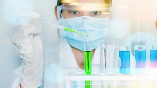 Scientifique en train de réaliser des analyses avec le matériel Xylem