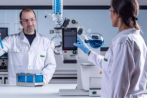 Deux personnes dans un laboratoire travaillant avec un équipement Buchi
