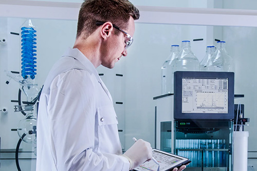 Analyse dans un laboratoire avec les équipements et produits de la marque BUCHI