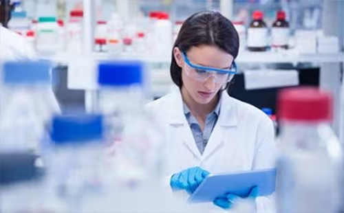 Employé de laboratoire en train de faire des analyses