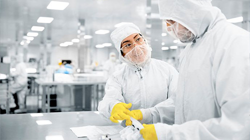 Deux scientifiques travaillant avec du matériel de laboratoire