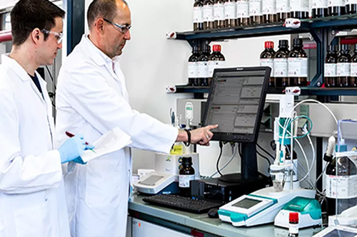 Deux personnes travaillant dans un laboratoire avec les produits Honeywell