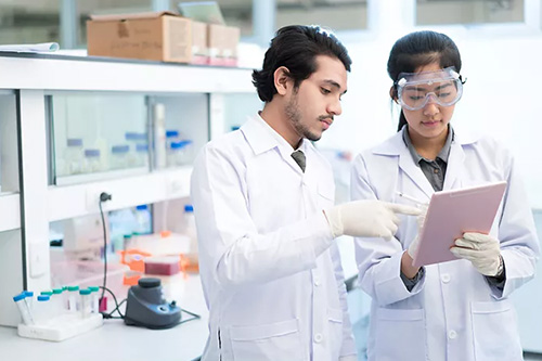 Deux personnes travaillant dans un laboratoire avec l'équipement Honeywell