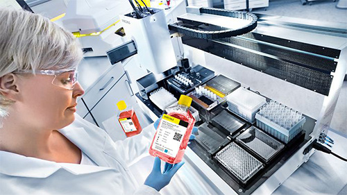 Scientifique en train d'utiliser du matériel de laboratoire de Sartorius